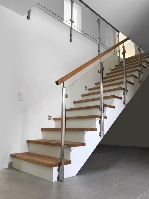 Betontreppe mit Geländer